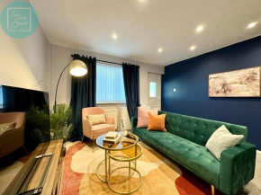 Chic 2BR Swinton Gem for Families & Couples Trafford Centre Nearby